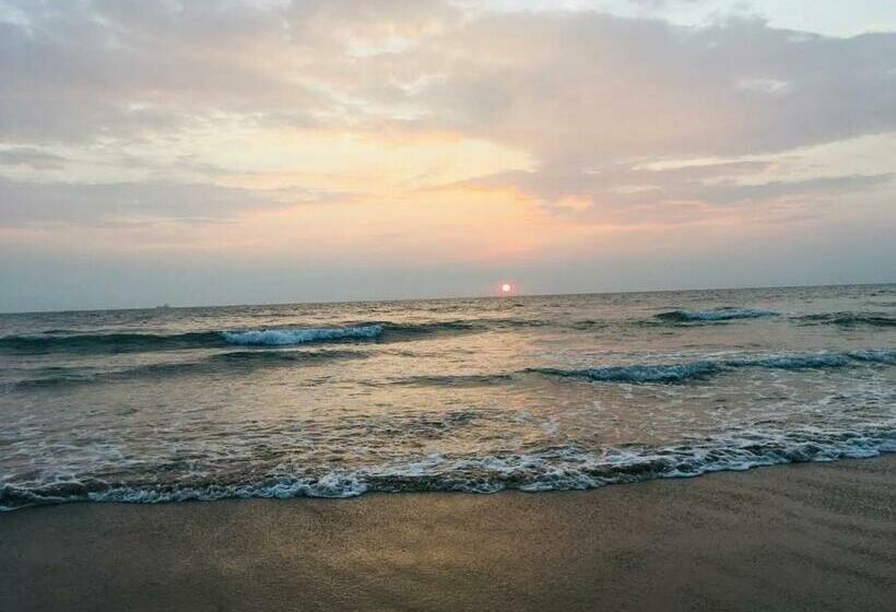 Отель Fullmoon Beach Place