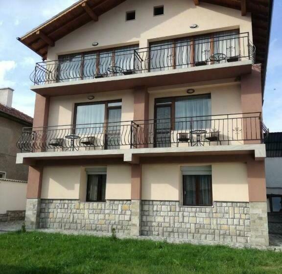 Pension (Hôtel basse catégorie) къща генчеви