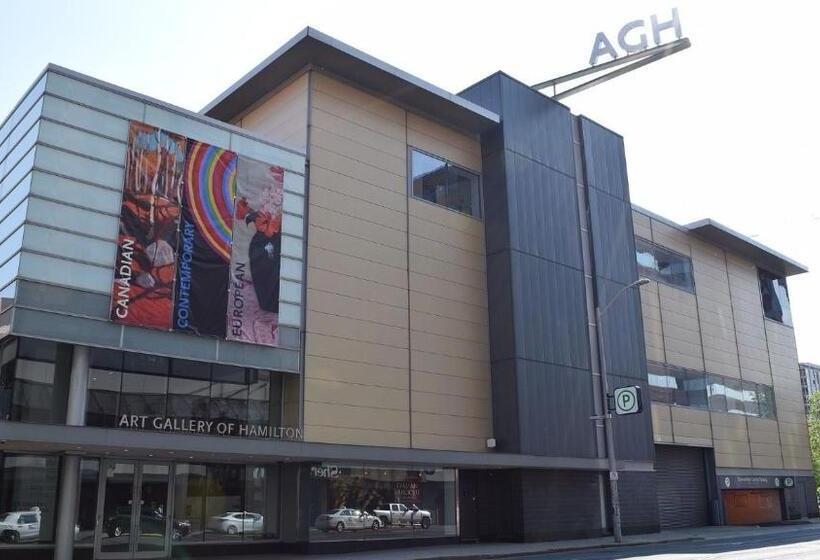 פנסיון Doucet Guesthouse