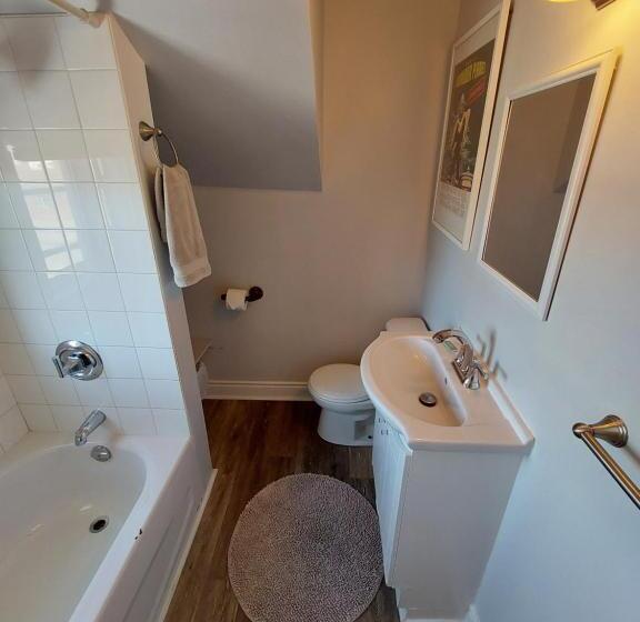 פנסיון Doucet Guesthouse