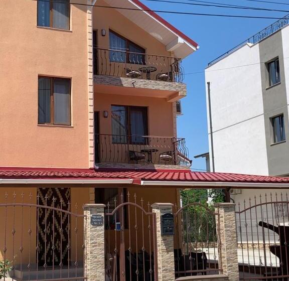 بنسيون Vila Corina