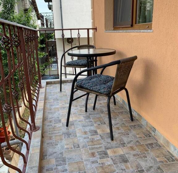 بنسيون Vila Corina