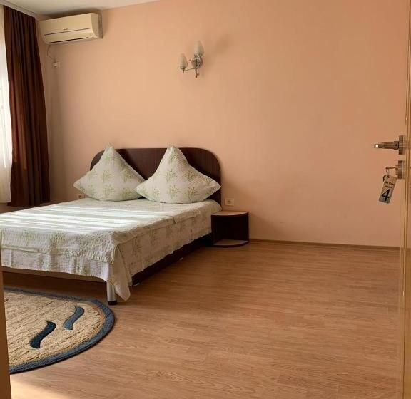 بنسيون Vila Corina