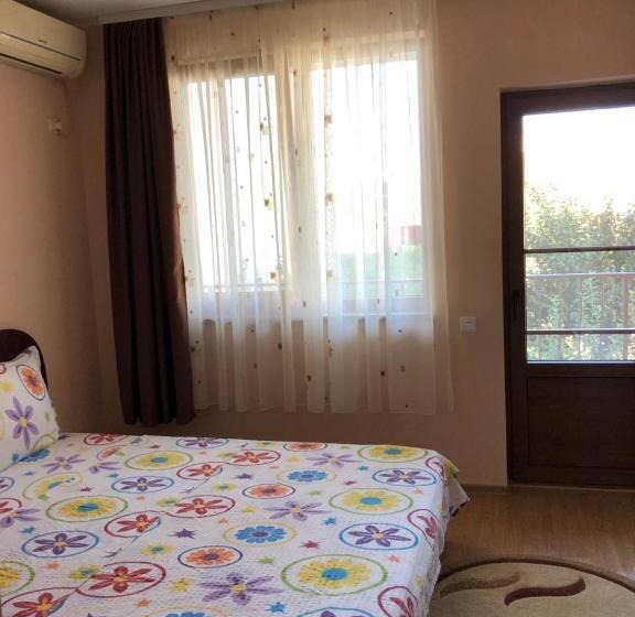 بنسيون Vila Corina