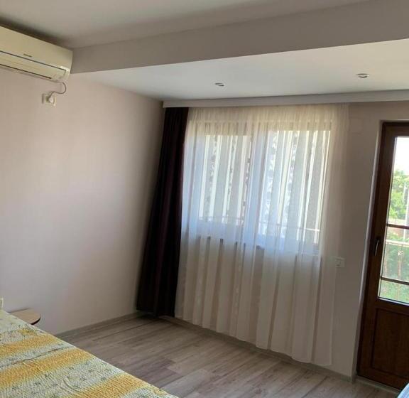 بنسيون Vila Corina