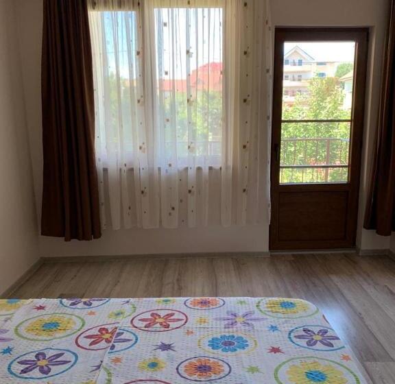 بنسيون Vila Corina