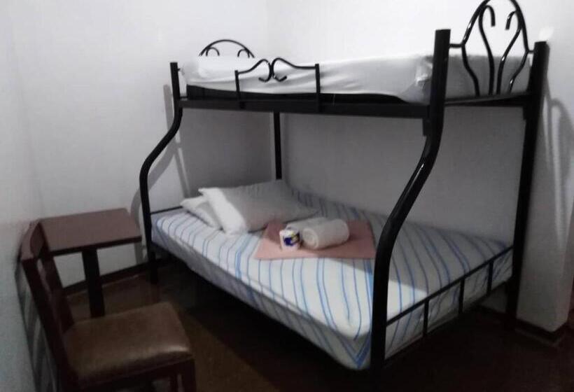 هاستل King Michael Coron