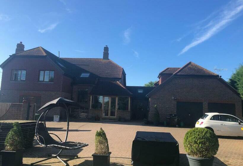 بنسيون The Corner House