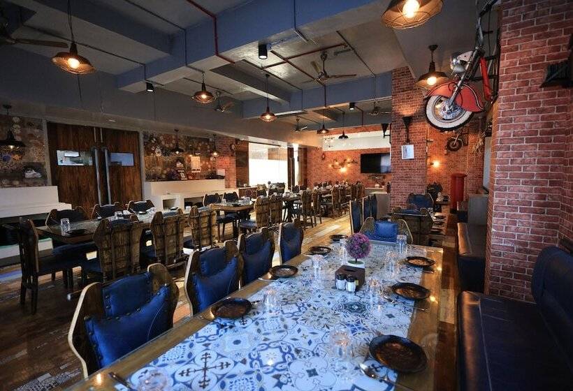 호텔 Rs Exclusive Stay & Fine Dine   Near To Akola Junction