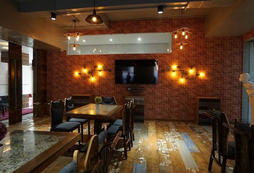 호텔 Rs Exclusive Stay & Fine Dine   Near To Akola Junction