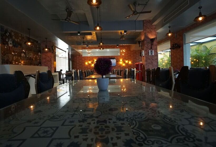 호텔 Rs Exclusive Stay & Fine Dine   Near To Akola Junction