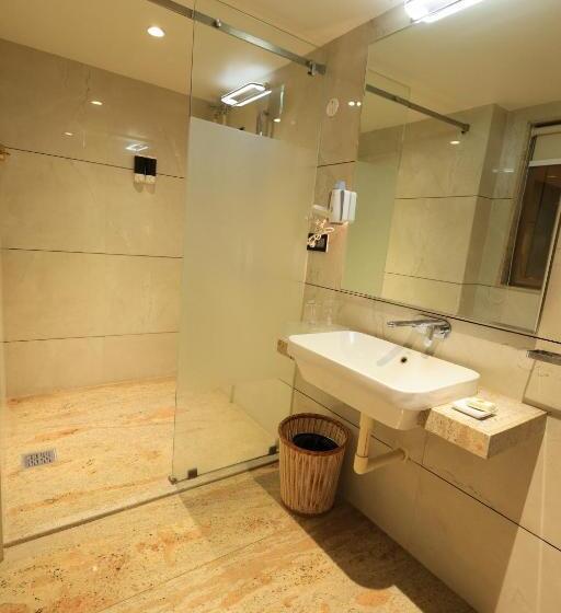 فندق Rs Exclusive Stay & Fine Dine   Near To Akola Junction