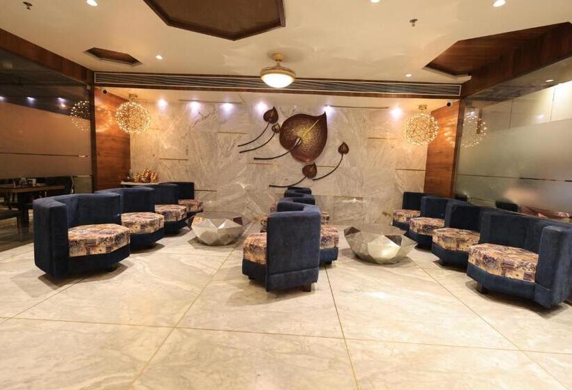 فندق Rs Exclusive Stay & Fine Dine   Near To Akola Junction