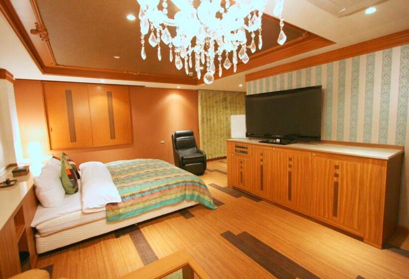 בית מלון כפרי Sari Resort Daito