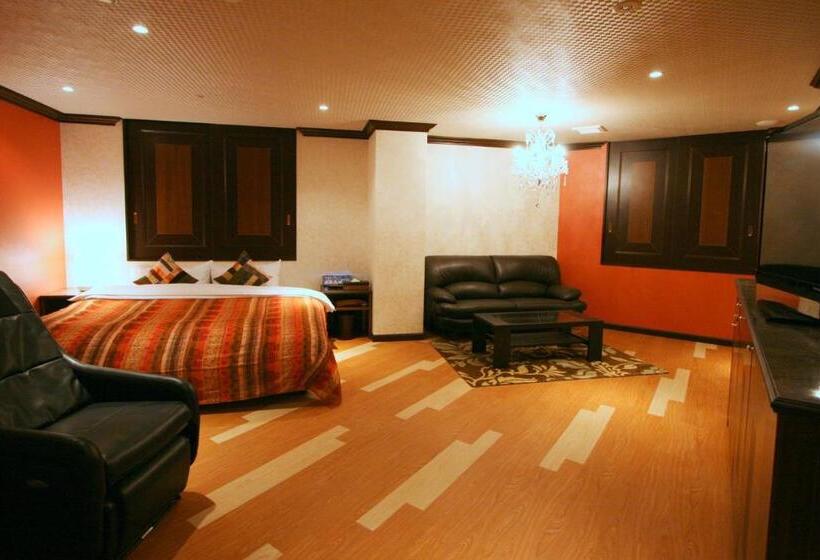 בית מלון כפרי Sari Resort Daito