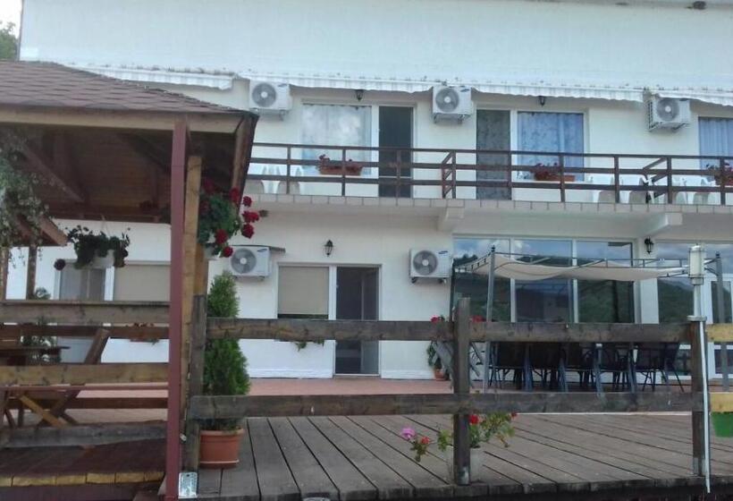 پانسیون Casa Adrian
