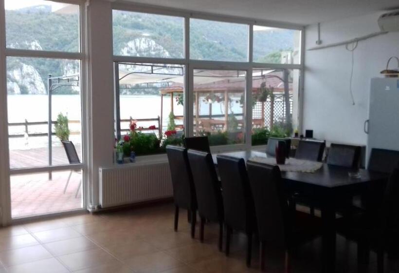 پانسیون Casa Adrian