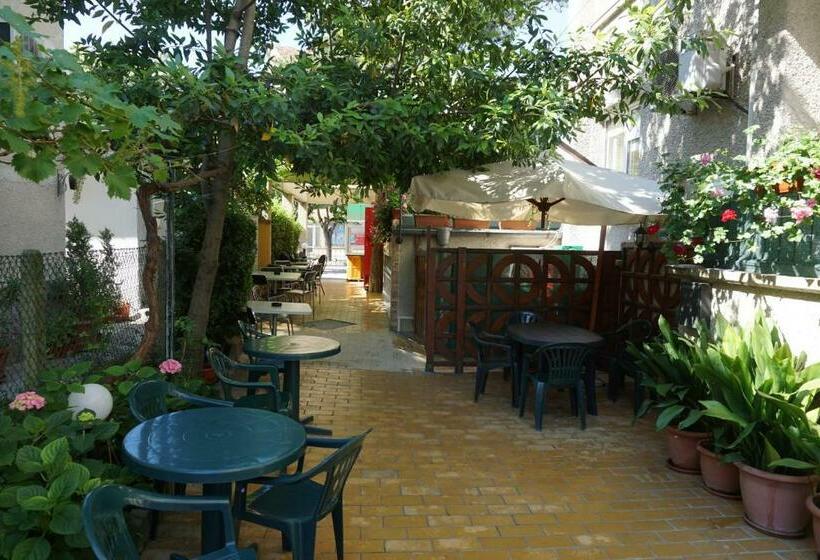 פנסיון Guest House Lambovi