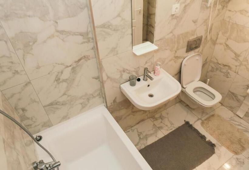 פנסיון Hello Puli Parliament