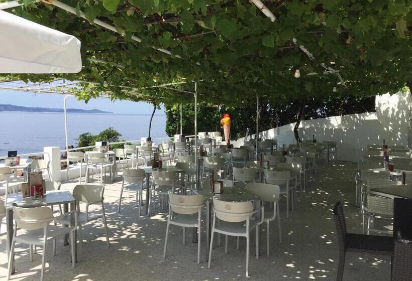 پانسیون Hostal Carabela