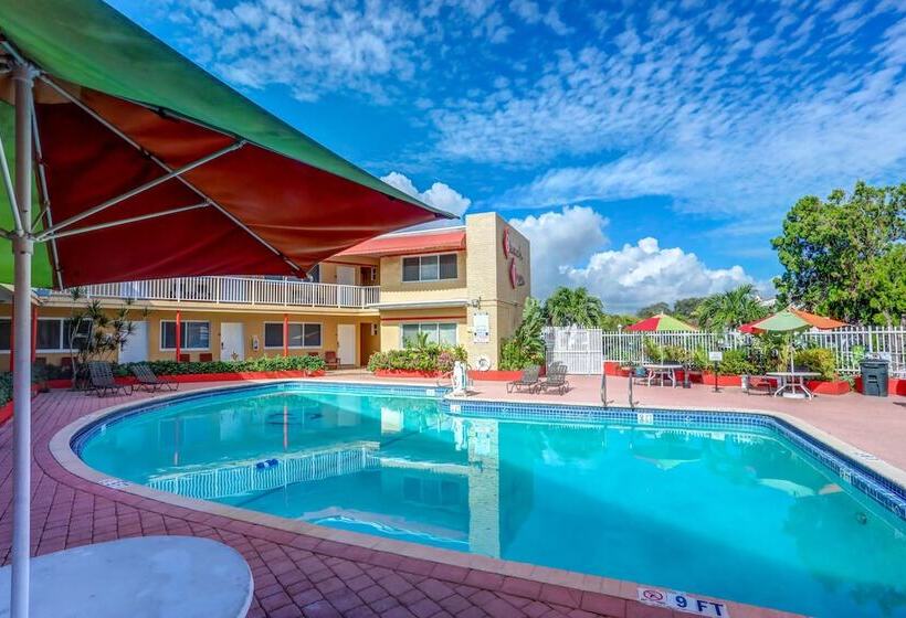 Beach And Town Motel