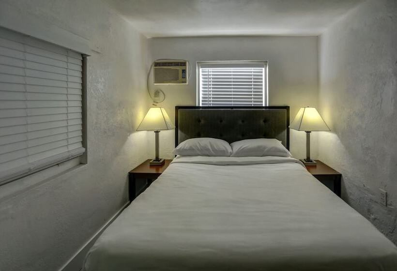 Beach And Town Motel