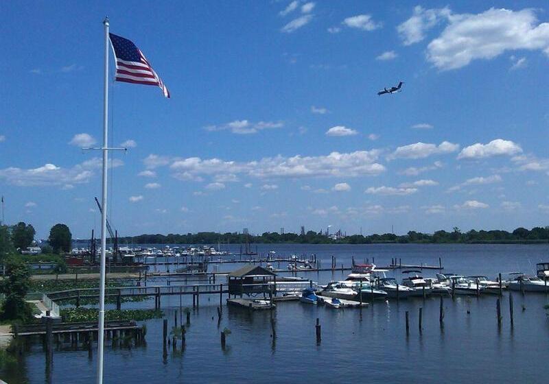 Отель Airport Waterfront Inn