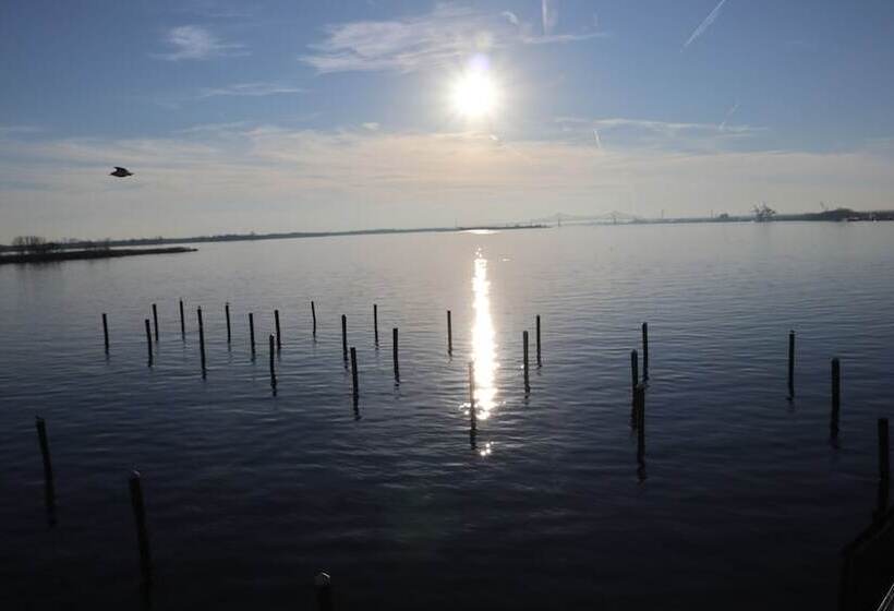 Отель Airport Waterfront Inn