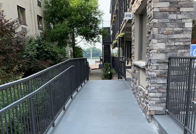 Отель Airport Waterfront Inn