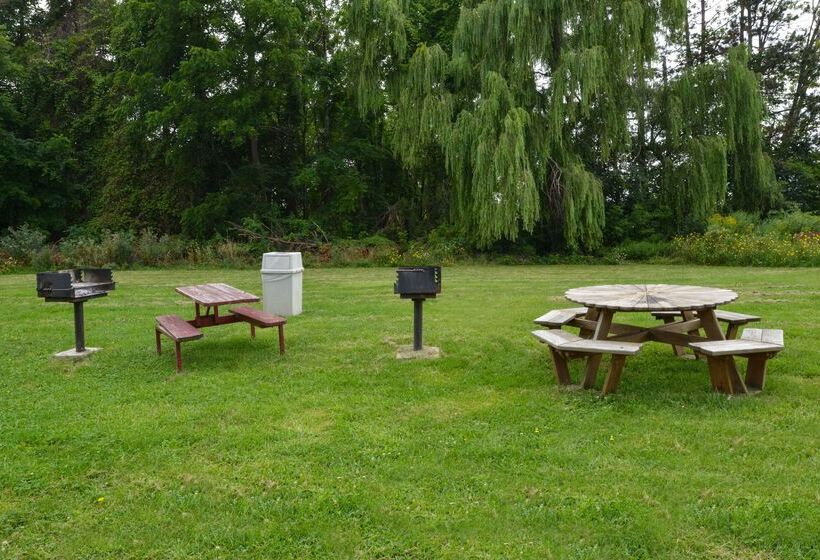 בית מלון כפרי Americas Best Value Inn Geneva