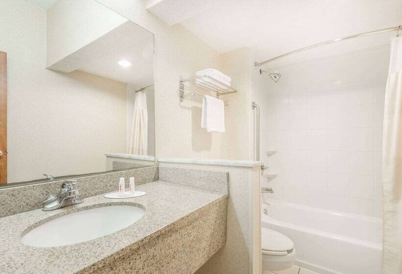 فندق Baymont By Wyndham Greensburg