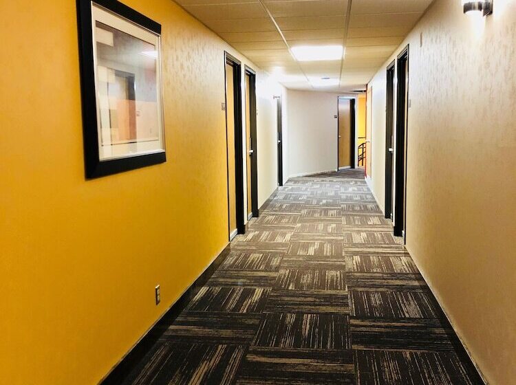 هتل Broadway Inn Conference Center