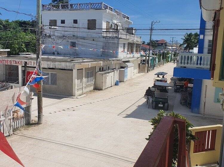 בית מלון כפרי Caye Caulker Plaza