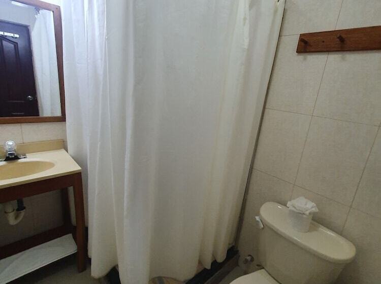 בית מלון כפרי Caye Caulker Plaza