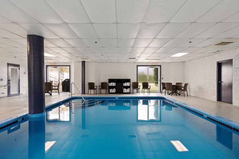 Отель Charlevoix Inn & Suites Surestay Collection By Best Western