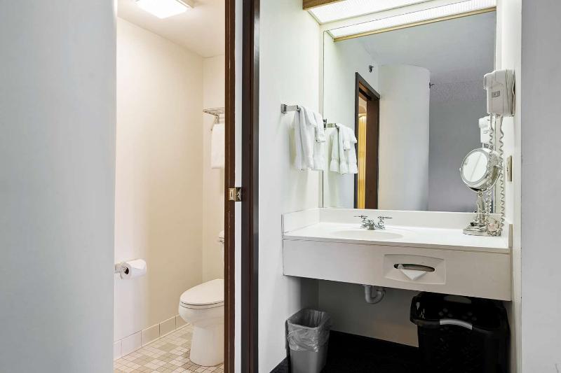 Отель Charlevoix Inn & Suites Surestay Collection By Best Western