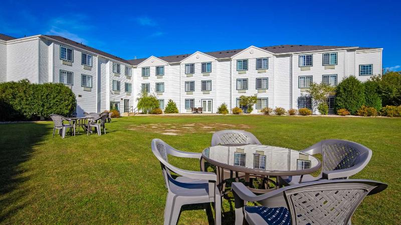 Отель Charlevoix Inn & Suites Surestay Collection By Best Western