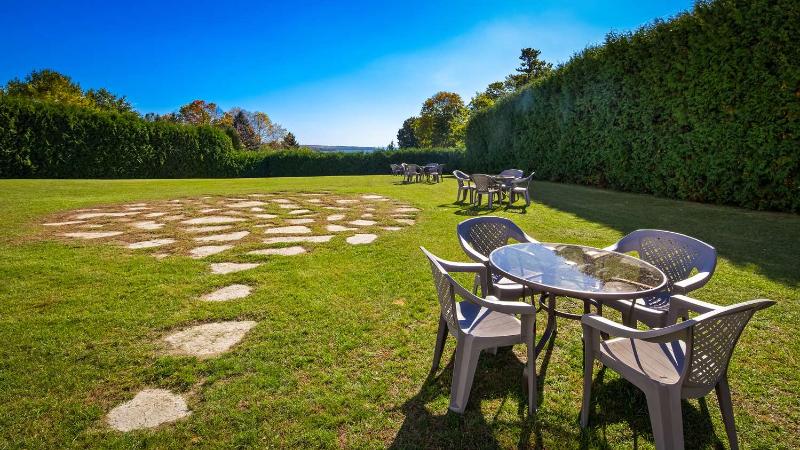 Отель Charlevoix Inn & Suites Surestay Collection By Best Western