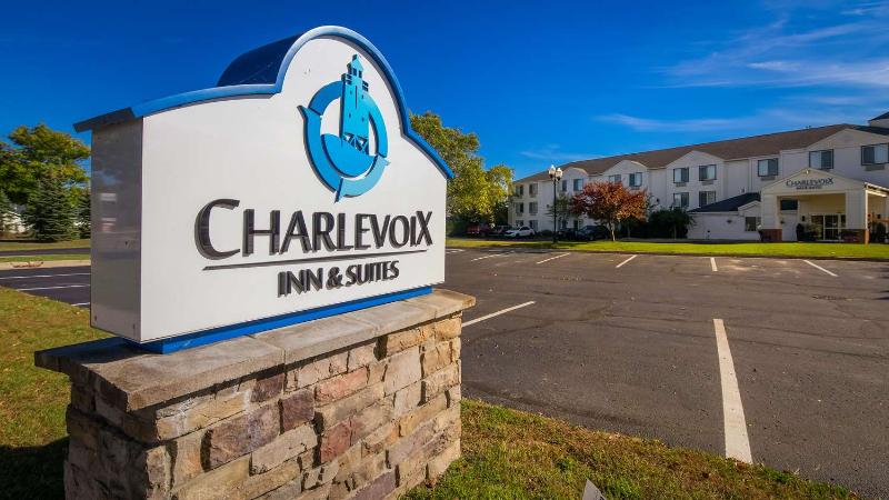 Отель Charlevoix Inn & Suites Surestay Collection By Best Western