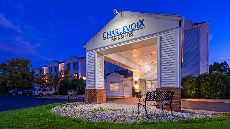 Отель Charlevoix Inn & Suites Surestay Collection By Best Western