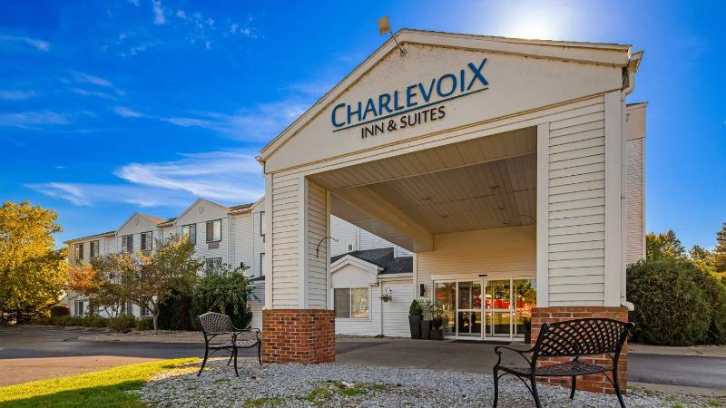 Отель Charlevoix Inn & Suites Surestay Collection By Best Western