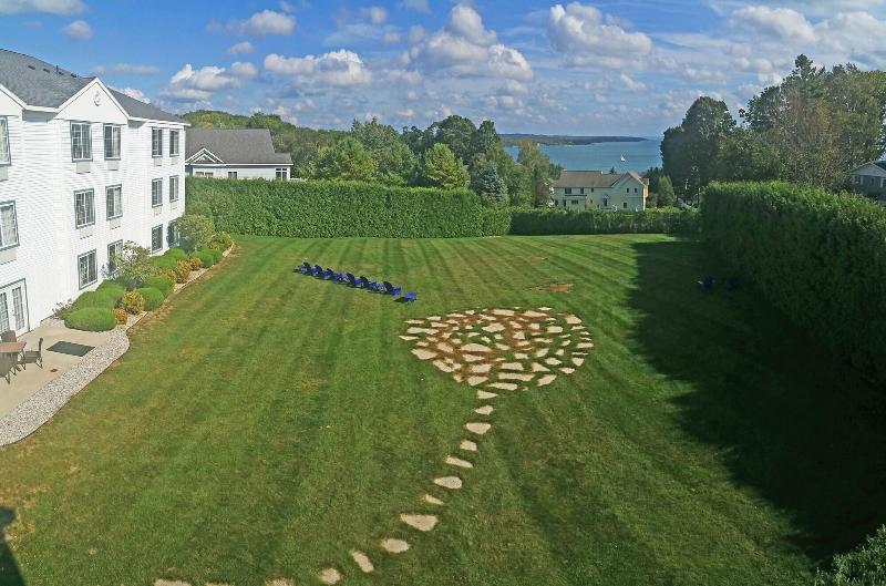 Отель Charlevoix Inn & Suites Surestay Collection By Best Western