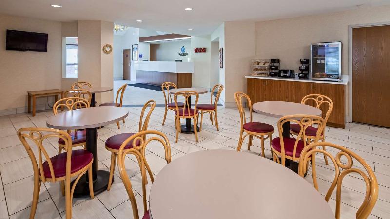 Отель Charlevoix Inn & Suites Surestay Collection By Best Western