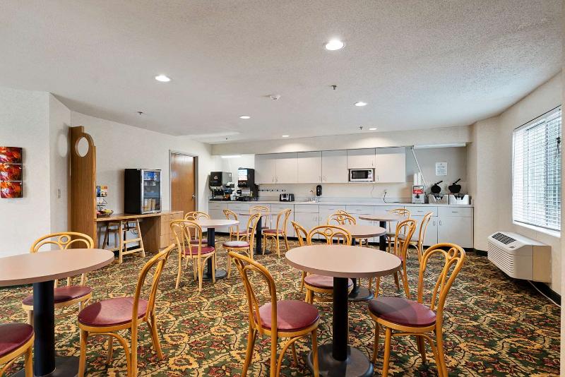 Отель Charlevoix Inn & Suites Surestay Collection By Best Western