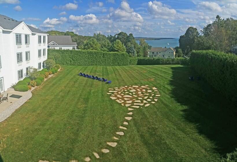 Отель Charlevoix Inn & Suites Surestay Collection By Best Western