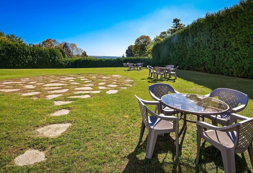 Отель Charlevoix Inn & Suites Surestay Collection By Best Western