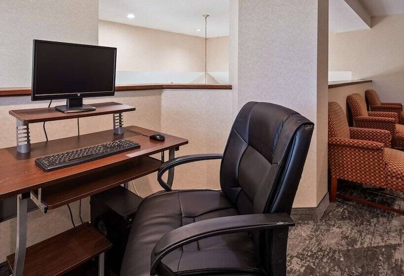 Отель Charlevoix Inn & Suites Surestay Collection By Best Western