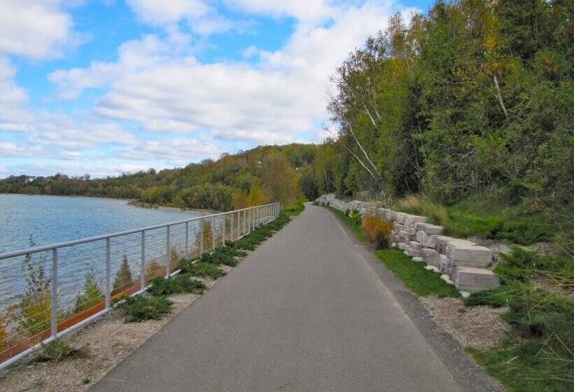 Отель Charlevoix Inn & Suites Surestay Collection By Best Western