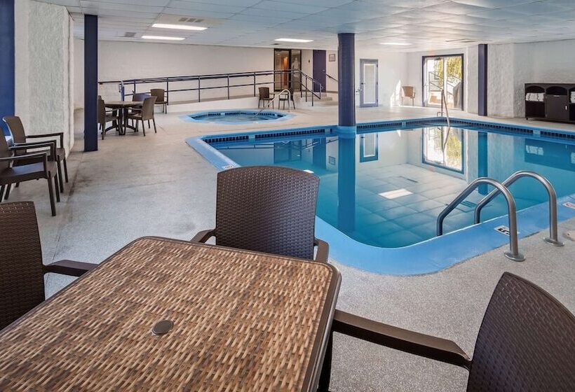 Отель Charlevoix Inn & Suites Surestay Collection By Best Western