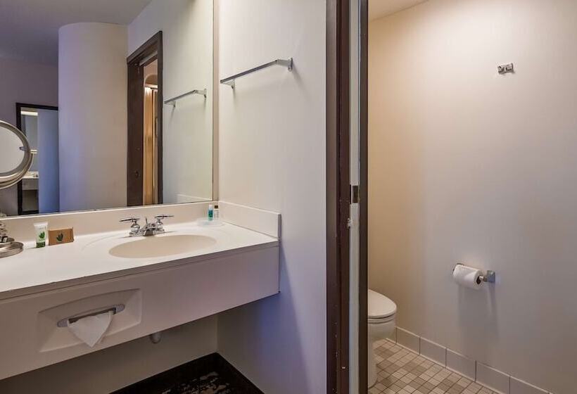 Отель Charlevoix Inn & Suites Surestay Collection By Best Western